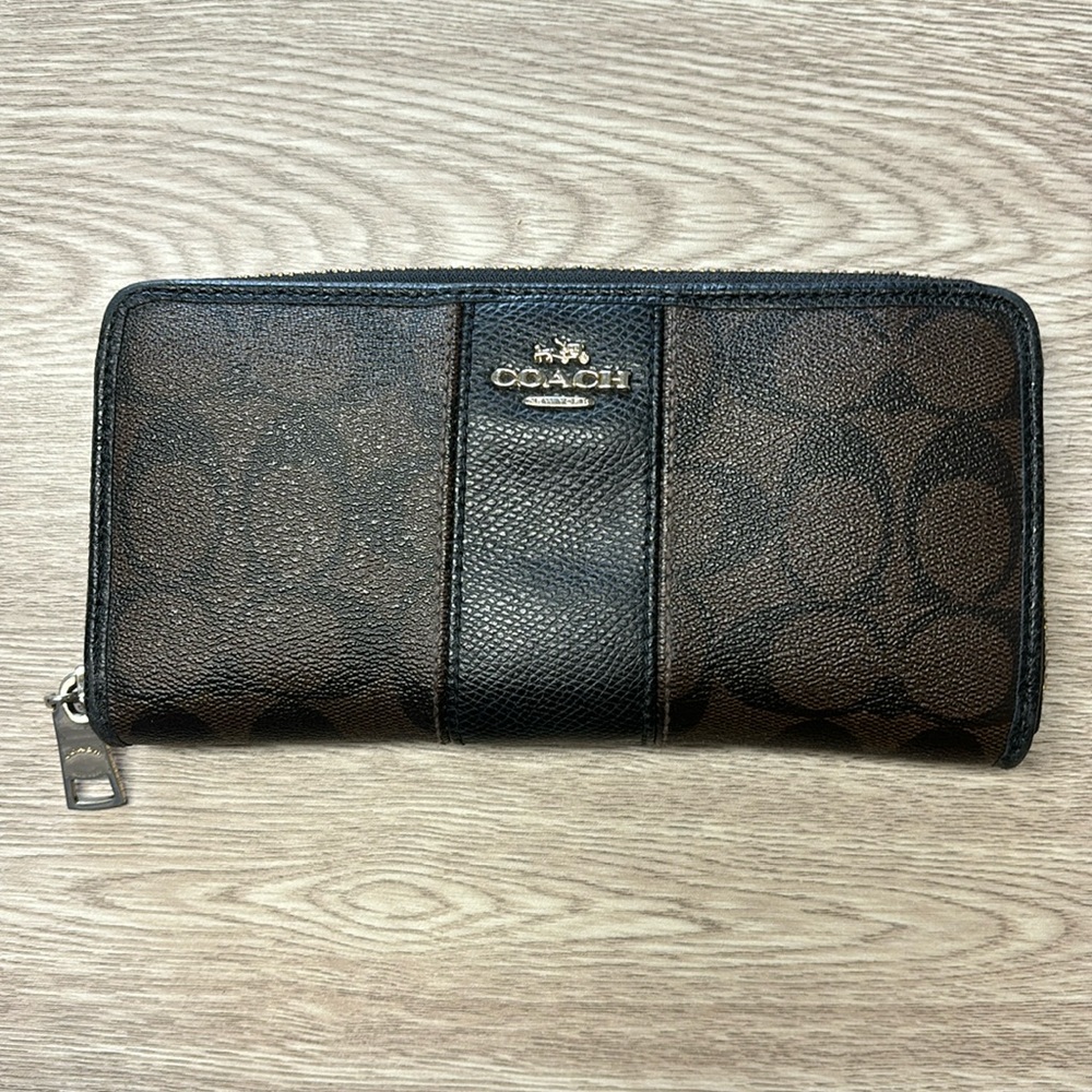 Coach clutch. Good condition. Normal wear and tear on the interior.